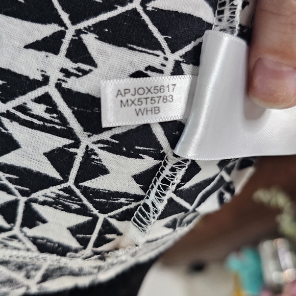 MNY 3x scoop neck long sleeve geometric pattern top - Picture 4 of 6